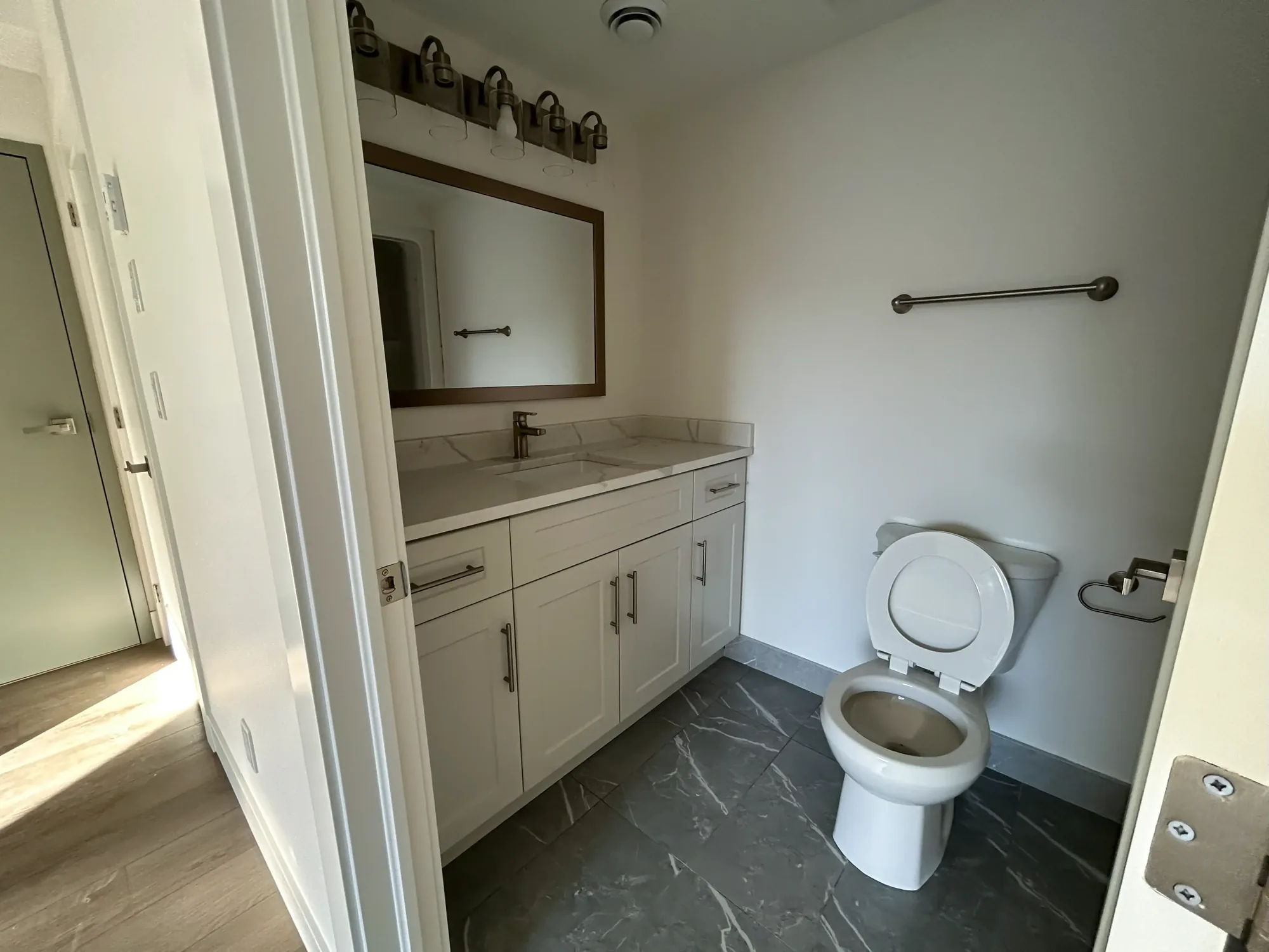 1485 Erie St Apartments, Bathroom #4